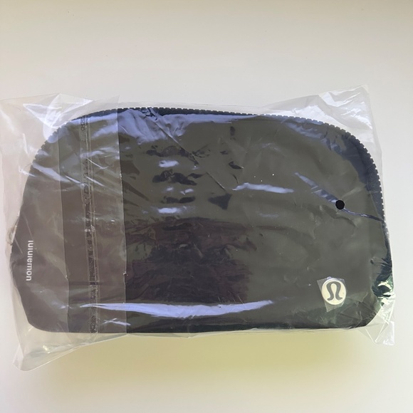 Lululemon Everywhere Belt Bag 1L - Black - NWT - Same Day Shipping  🚀 - Picture 8 of 8
